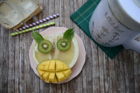 Pomelo-mango-kiwi smoothie