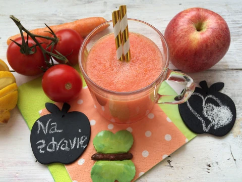 Paradajkovo-jablkové smoothie s mrkvou