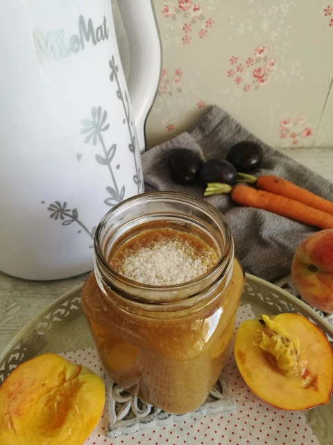 Broskyňovo - mrkvový smoothie so slivkami a kokosom