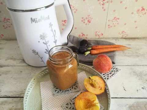 Broskyňovo - mrkvový smoothie so slivkami a kokosom