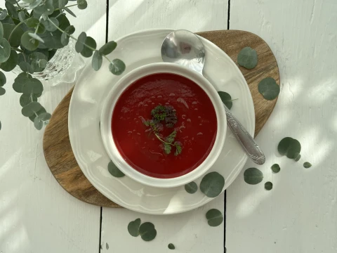 Cviklová polievka s paradajkou a mrkvou