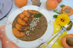 Kaša z quinoa s makom a marhuľami