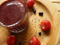 Acaico smoothie s jahodami a čučoriedkami