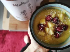 Pšenovo-slzovková kaša s mangom a kokosom