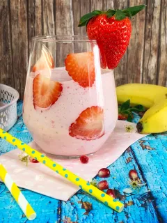 Jahodové smoothie s granátovým jablkom