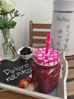 Morušovo-jahodové smoothie s mangom