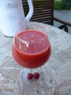 Višňovo-mangové smoothie s jahodami