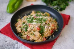 Farebné krémové orzo s kuracím mäsom
