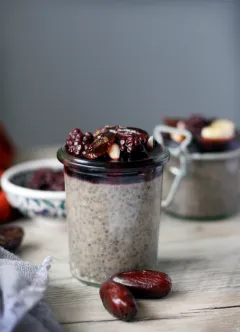 Chia puding s datľami a černicami od Foodturo
