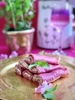 Cviklové palacinky s kozím syrom, špenátom a orechami