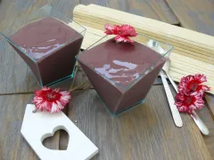 Chia puding z orechového mlieka s ovocnou omáčkou