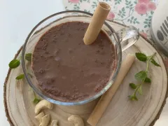 Čokoládovo-banánový kokteil s kešu