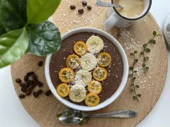 Čokoládová quinoa kaša s banánom a kokosom