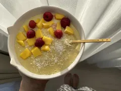 Pšenová kaša s mangom a kokosom