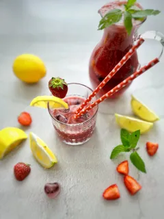 Jahodovo-černicová limonáda s citrónom