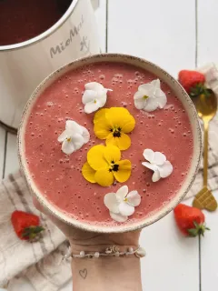 Cereálna jahodová smoothie miska